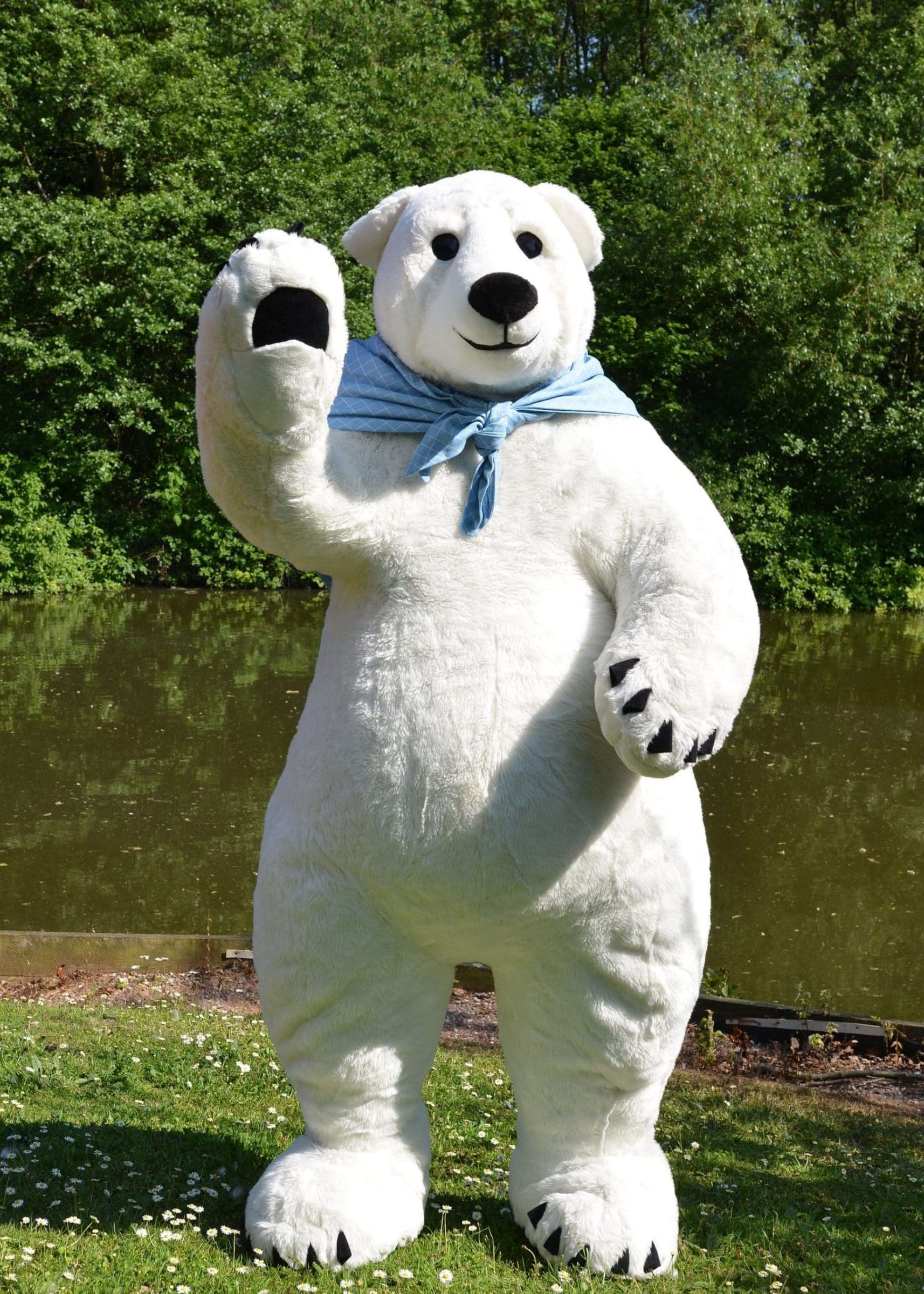 Заказать медведя поздравить. Ростовая кукла белый медведь. Росьовлй белый медведь. Костюм большого белого медведя. Большой белый мишка ростовая кукла.